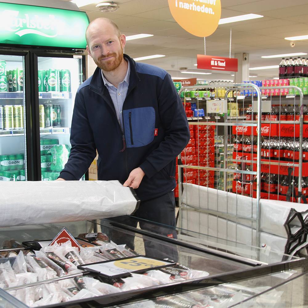 Insulating mats for open refrigerated counters saves energy in the retail trade