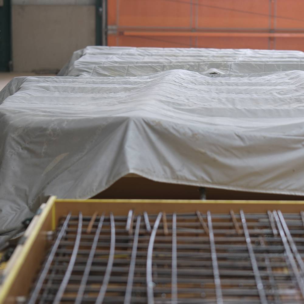 To counteract the increasing energy costs, the concrete plant are now covering the concrete elements with thermal concrete duvets from Combitherm