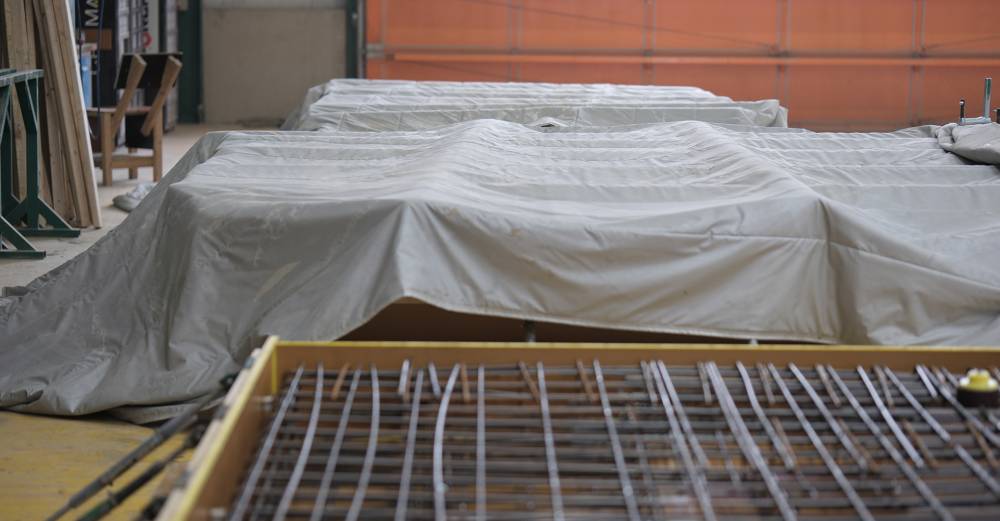 The concrete elements at Weber Betonwerk are covered with thermal concrete duvets to save energy and optimise the curing process